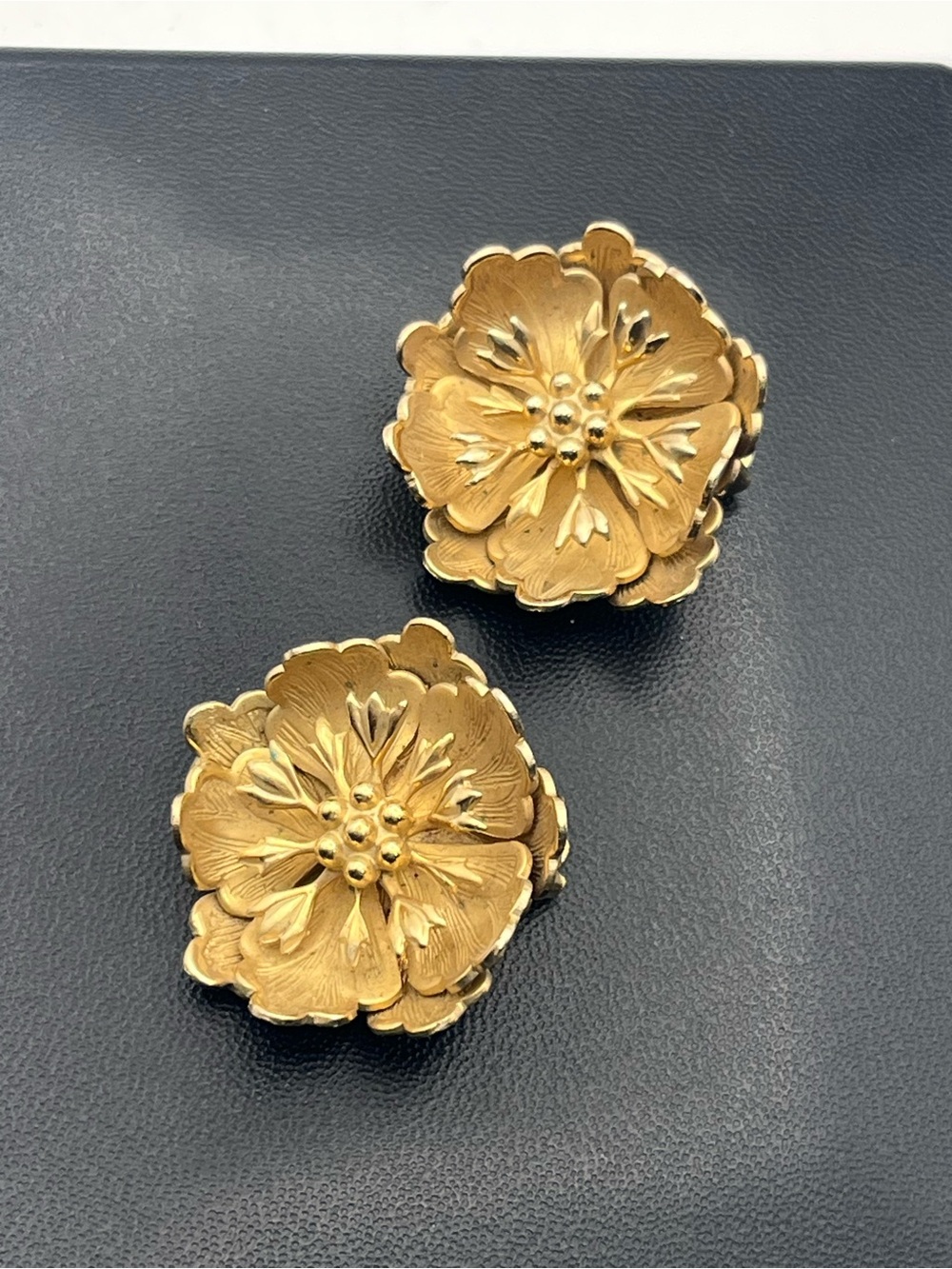 3D gold tone flower clip on earrings vintage - Picture 3 of 16